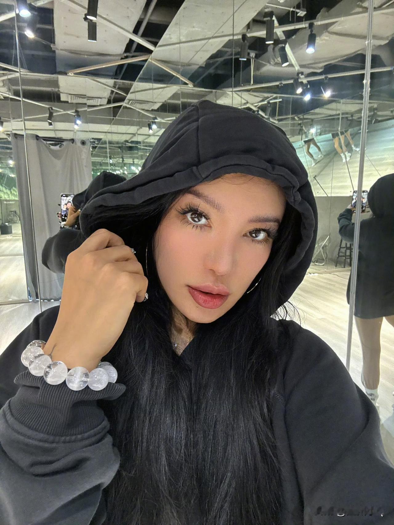 从超女比赛那会江映蓉已经追求欧美范，到现在她的风格也一直都是欧美风。不过这种风格