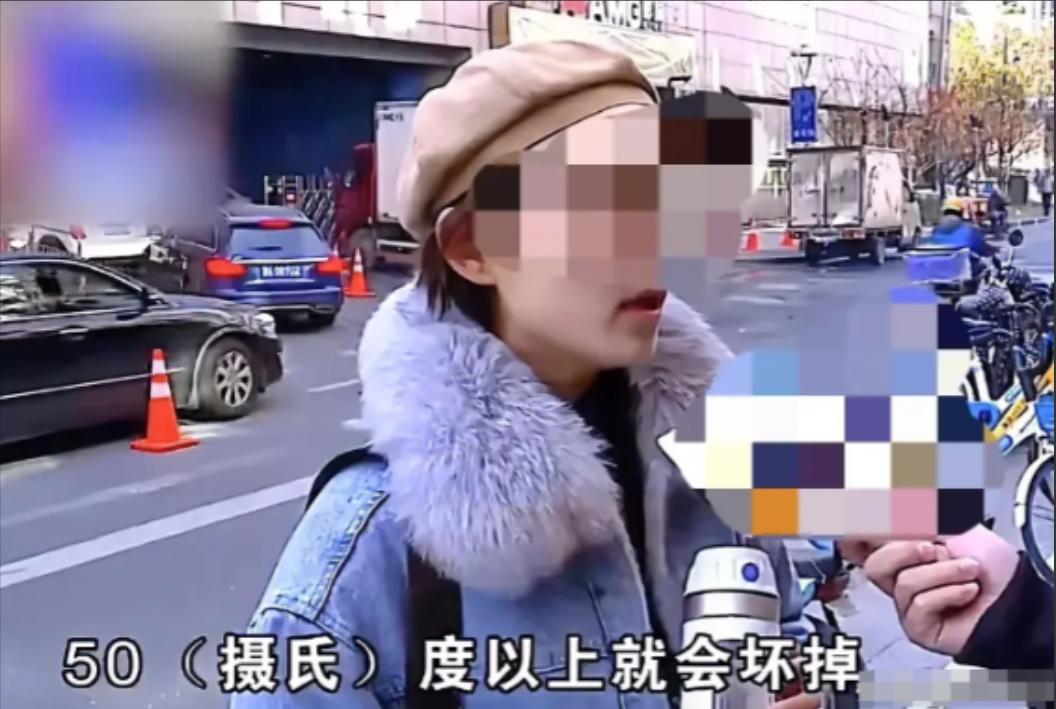 “白嫖上瘾了？” 杭州一家热闹的火锅店内，一女子在外出吃饭时，特地掏出个号称 4