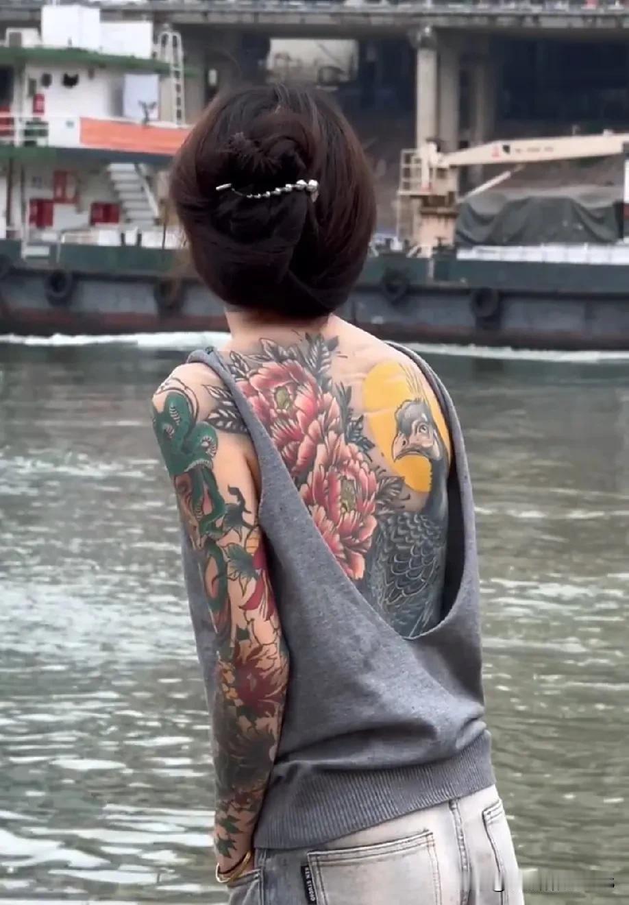 哇哦，这纹身确实挺吸引人的，就是纹得太满了，要是能留点雪白的空间衬托一下就更好了