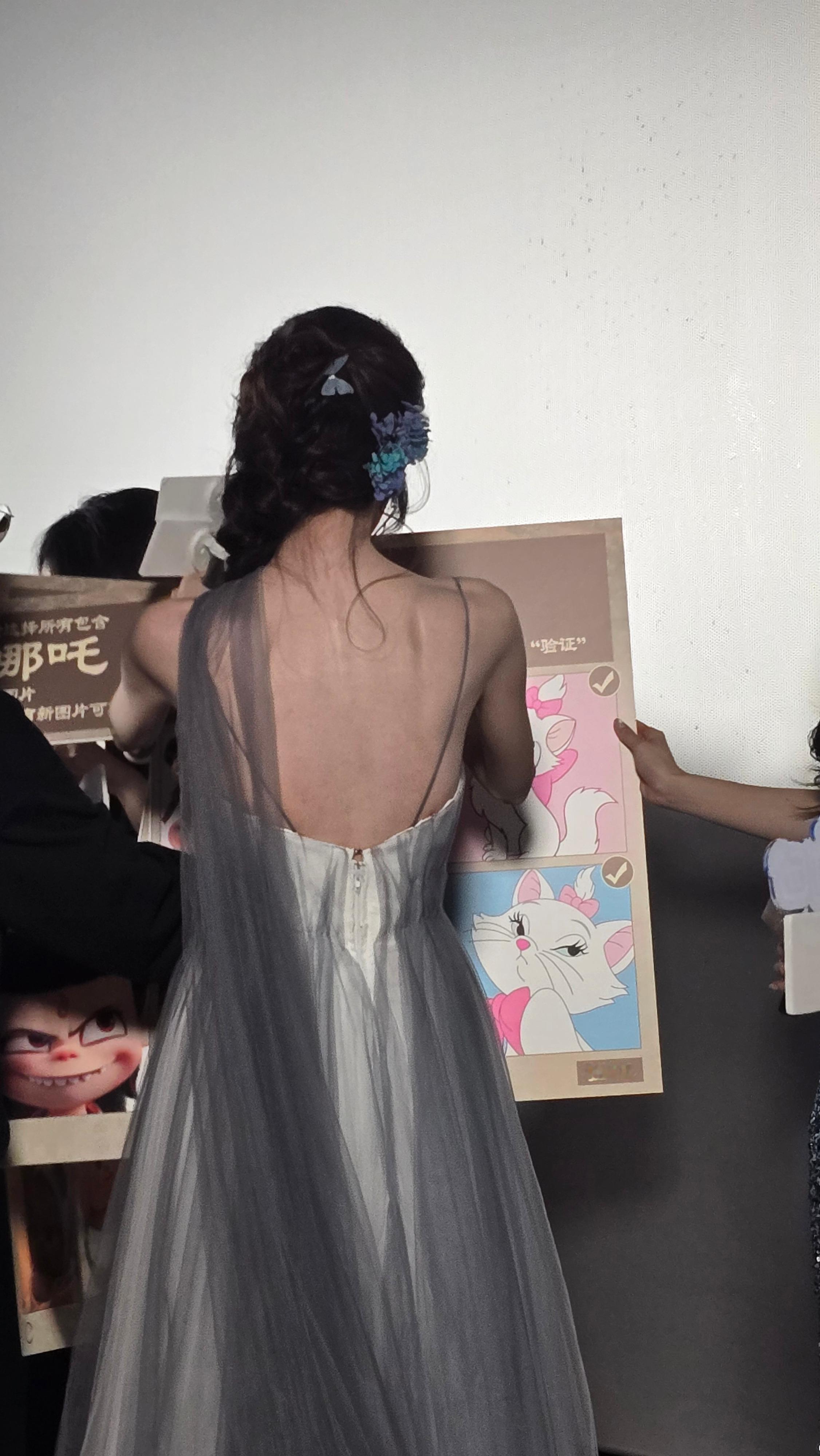 娜扎这个背真绝了，薄薄一片，我一整个斯哈斯哈娜扎