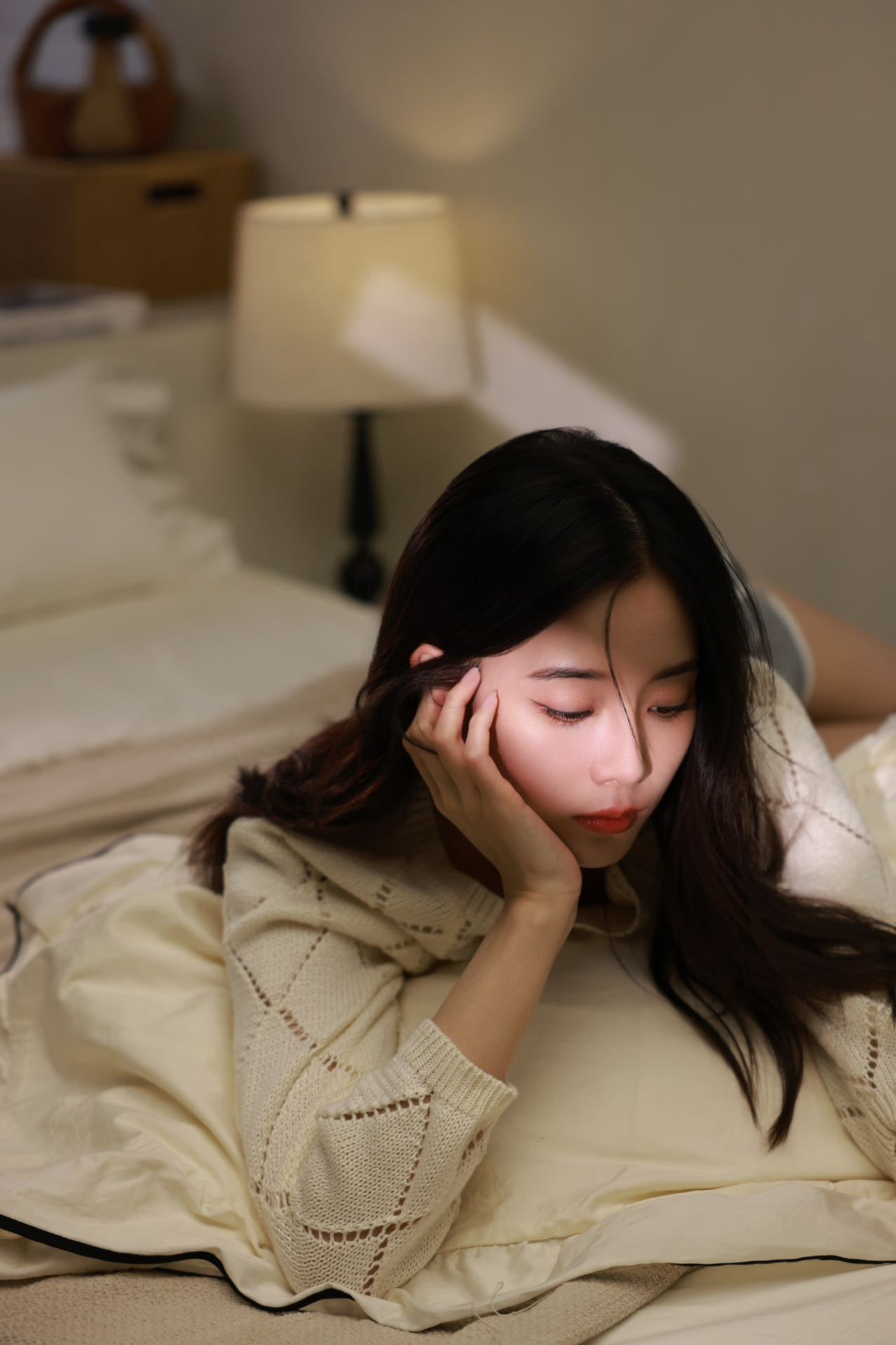 徐艺洋新歌《拾荒者》妆造，温柔的毛衣私服。徐艺洋