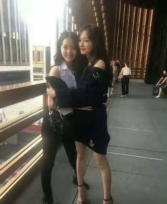 杨幂大学上形体课照片，终于知道了杨幂以前为什么叫杨不修，拍出的生图根本不用修好吧