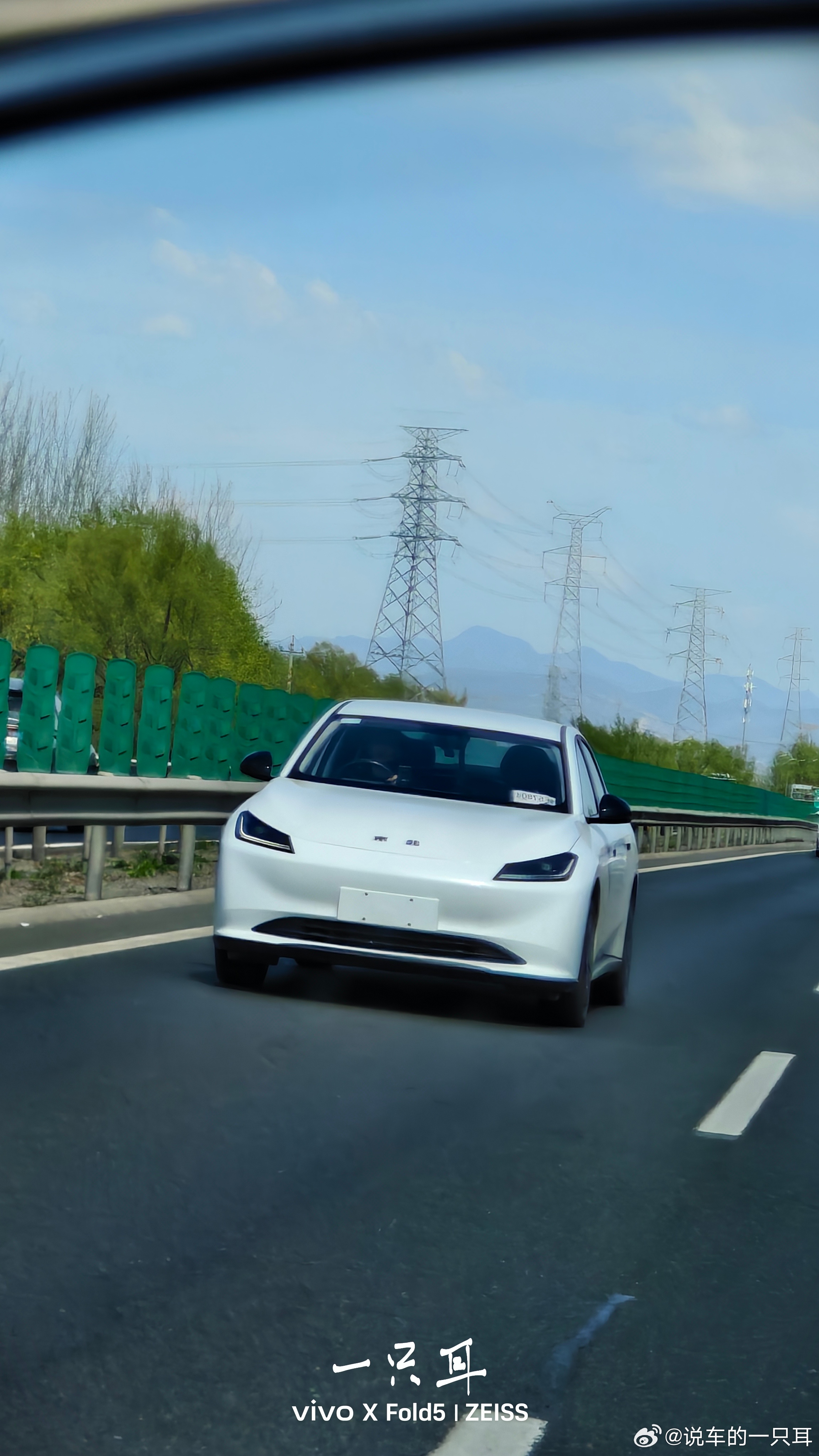 被我在路上活捉了北汽EU8，你们觉得这车好看不～ 