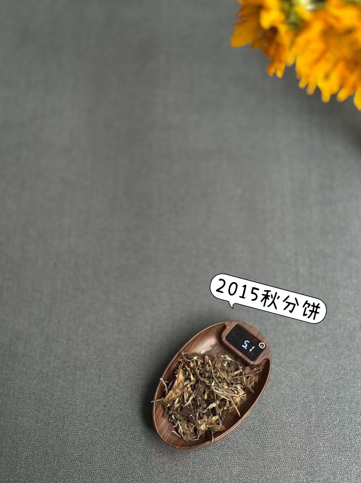 为什么老黑茶要洗茶，老白茶却不用？
喝老黑茶要洗，喝老白茶不用洗，是因为二者的陈