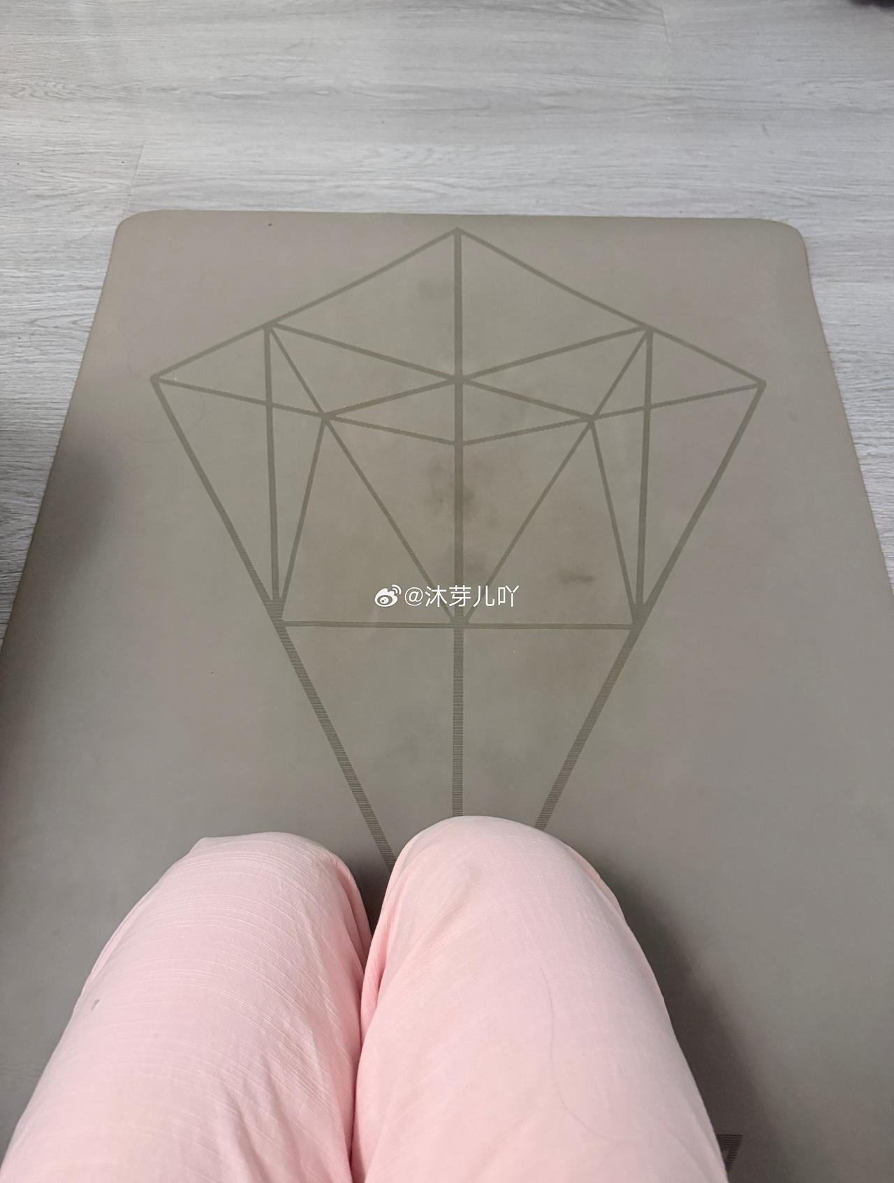 为了把手倒立稳住，
现在每天都要跳一跳手倒立[允悲]
哪怕下班回去再晚，也会跳一