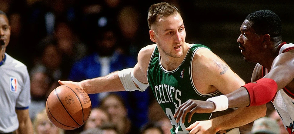 自从1989年NBA正式确定选秀只选两轮以后，直到今天狄龙-米切尔在40顺位被选