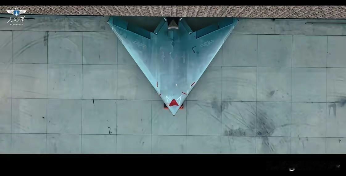 11月11号是咱们人民空军成立76周年。
大喜的日子里面咱们空军推出了一款主题为