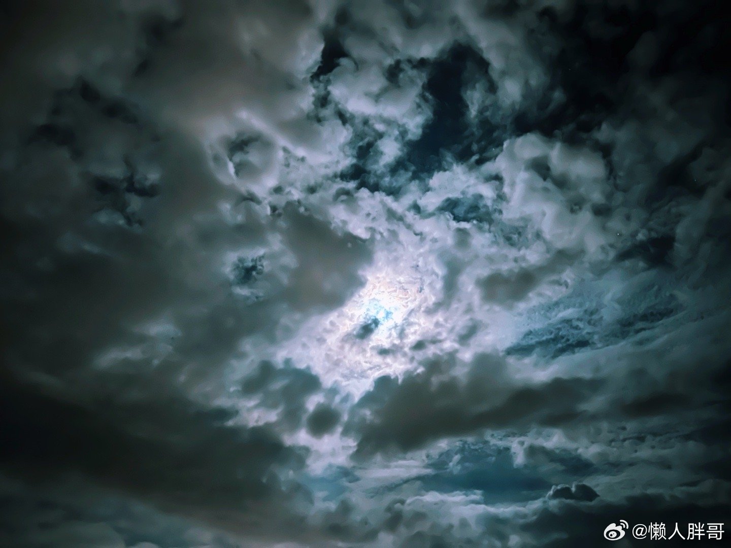 夜里送完车往回走路上顺便看个十五的月亮 
