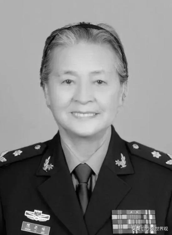 2008年的汶川地震，成都军区某位军长，猛的从凳子上站了起来，厉声训斥一名手下：