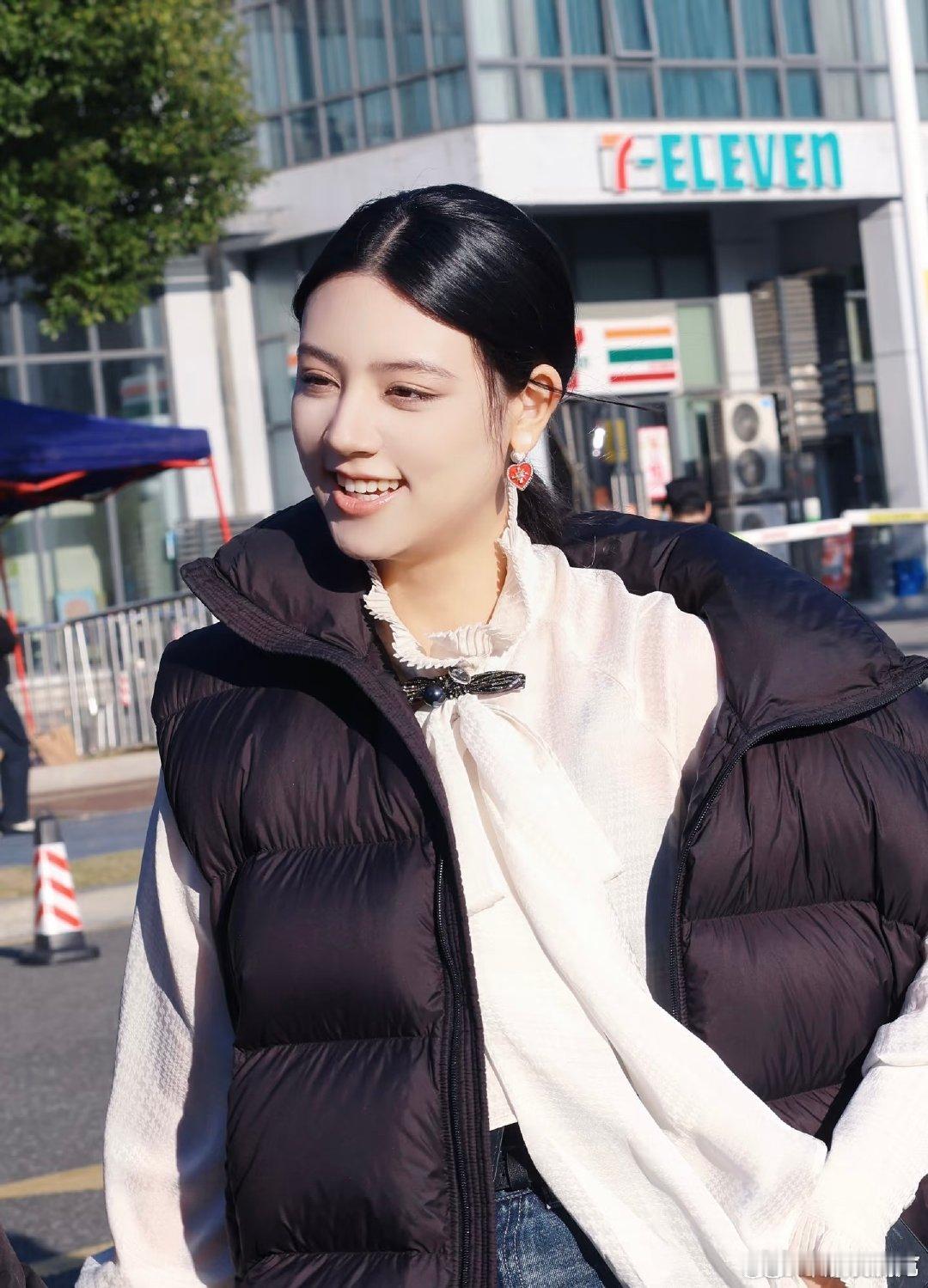 粉丝应援会唱歌的迪丽热巴声鸣远扬 谁懂啊！妹宝和姑妈的专属应援，横幅里的每一句话