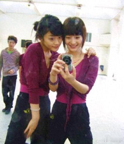 杨幂大学上形体课照片 近日，有网友考古挖到杨幂大学时期的形体课旧照，瞬间引发热议