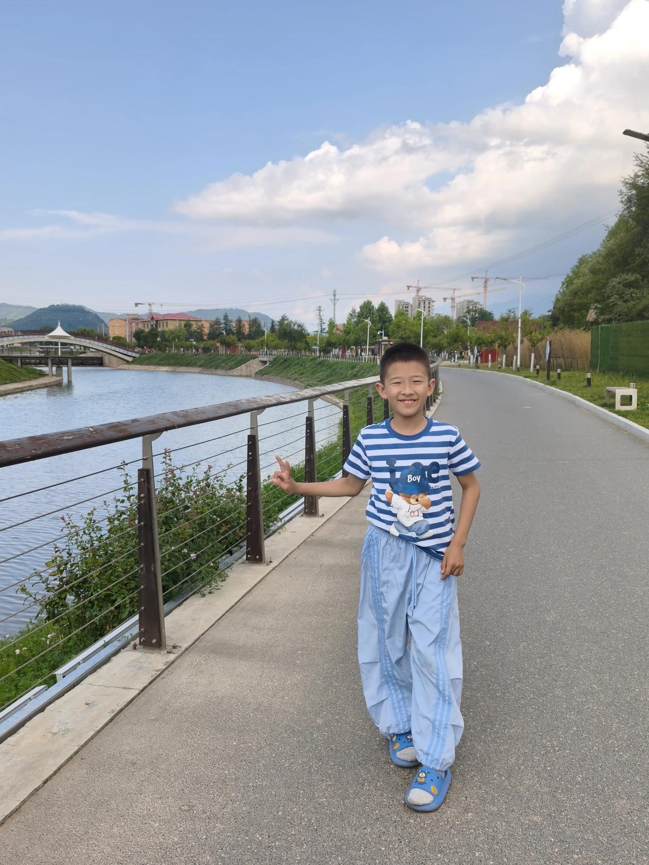 太白县的生活有多舒服？虢川河两岸就是滨河公园，傍晚散步人山人海。沿河走到头就是本