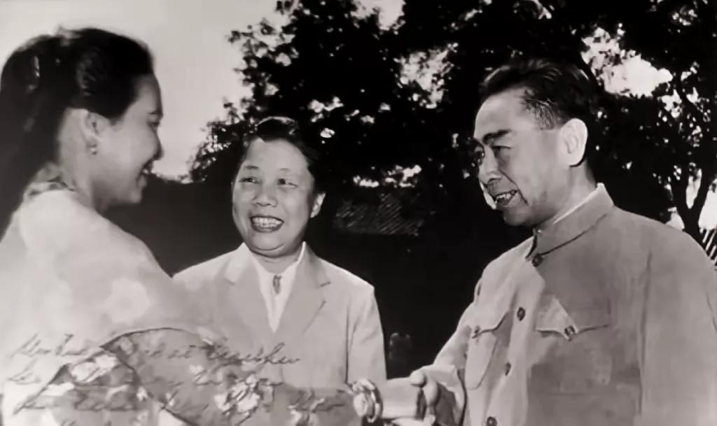 珍贵的历史照片。
这是一张1962年，周恩来总理和夫人邓颖超，在西花厅会见缅甸友