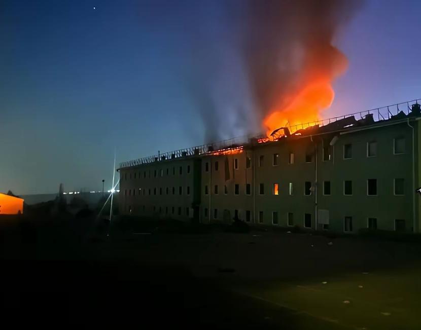 克里米亚的俄军126旅基地遭到乌克兰无人机和导弹的袭击，直接造成15人当场牺牲，