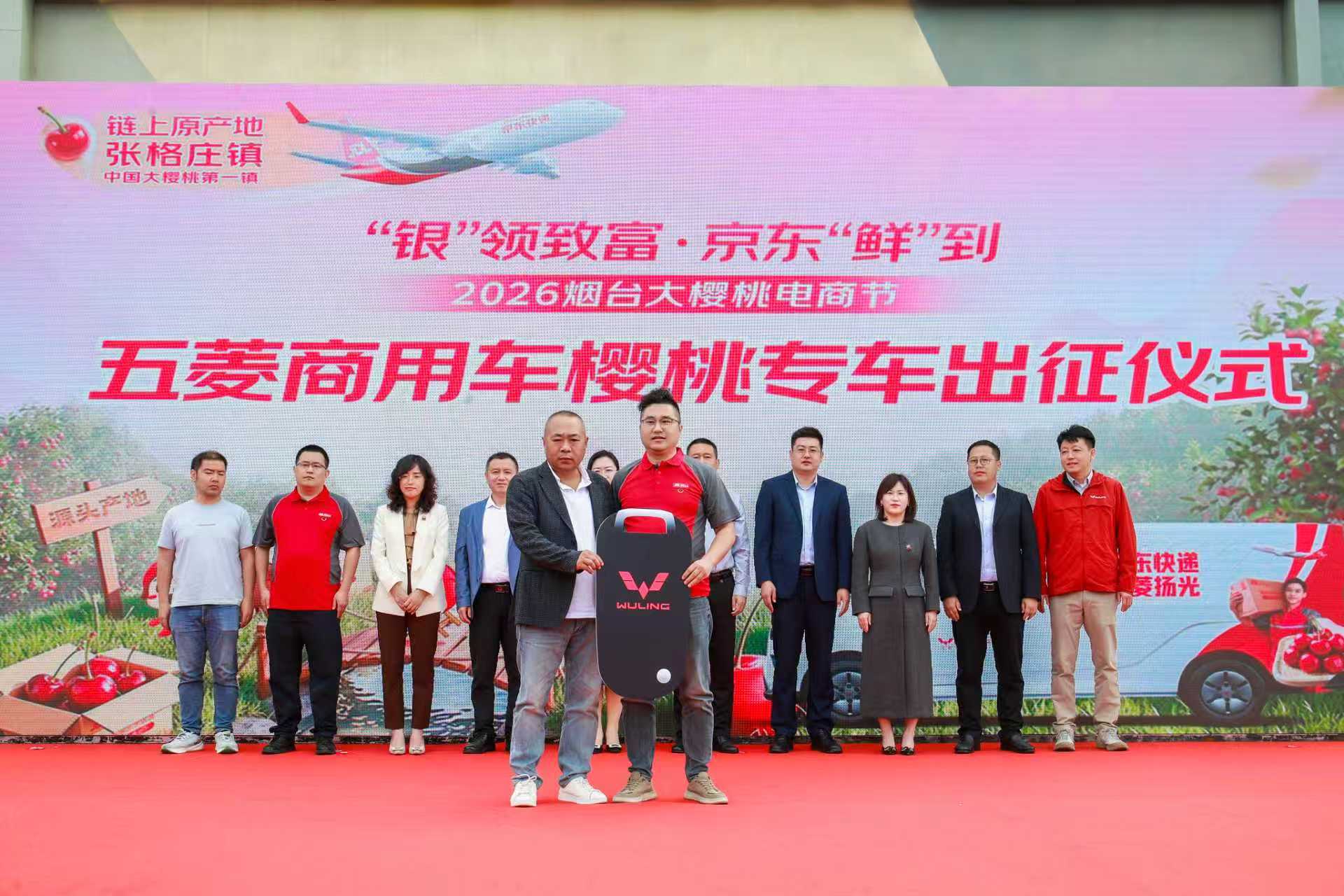 8辆五菱扬光正式交付京东快递，成为京东快递链上原产地推荐用车！高效轻客，实力认证
