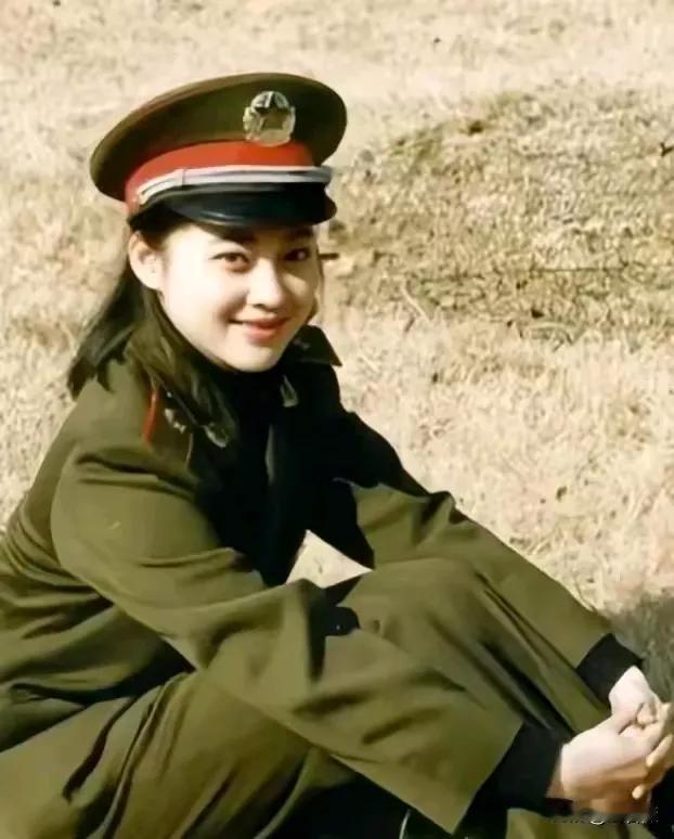 曾经军中绿花，
如今影视名家。
角色扮演好棒，
亿万观众齐夸。
