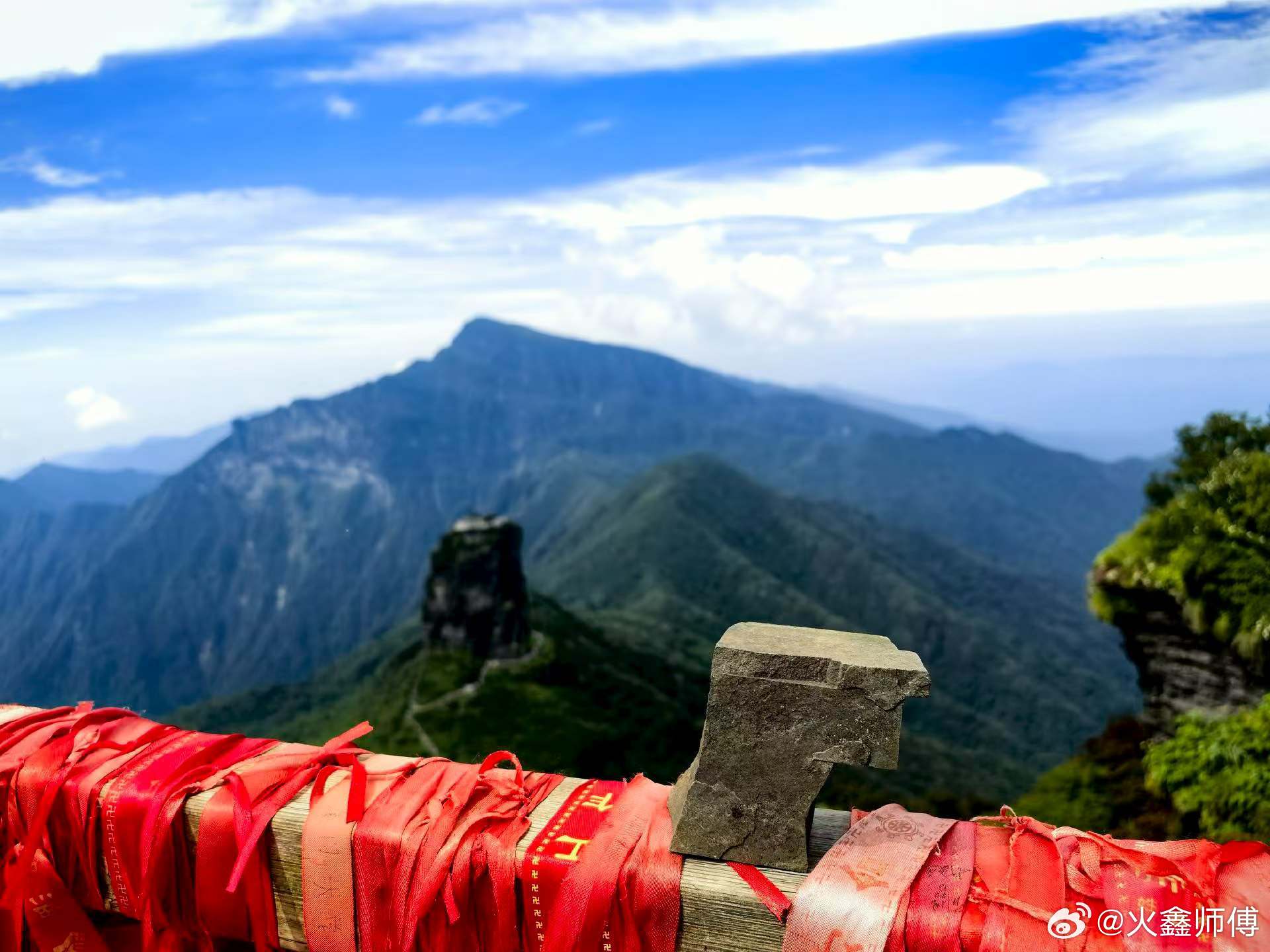 社会百态 一广东女孩受好友邀请到泰国旅游，刚下飞机好友叫人来接，地上一瓶水，然后