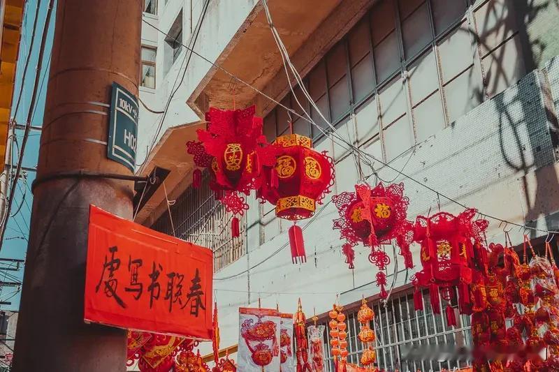 “张灯结彩送旧岁”，这上联一出来，满满的节日氛围就有了。我觉得下联“舞龙耍狮迎新