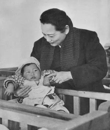 1925年，孙中山病。临终前，他紧紧地握住妻子宋庆龄的手，暖心地说了一句：“亲爱
