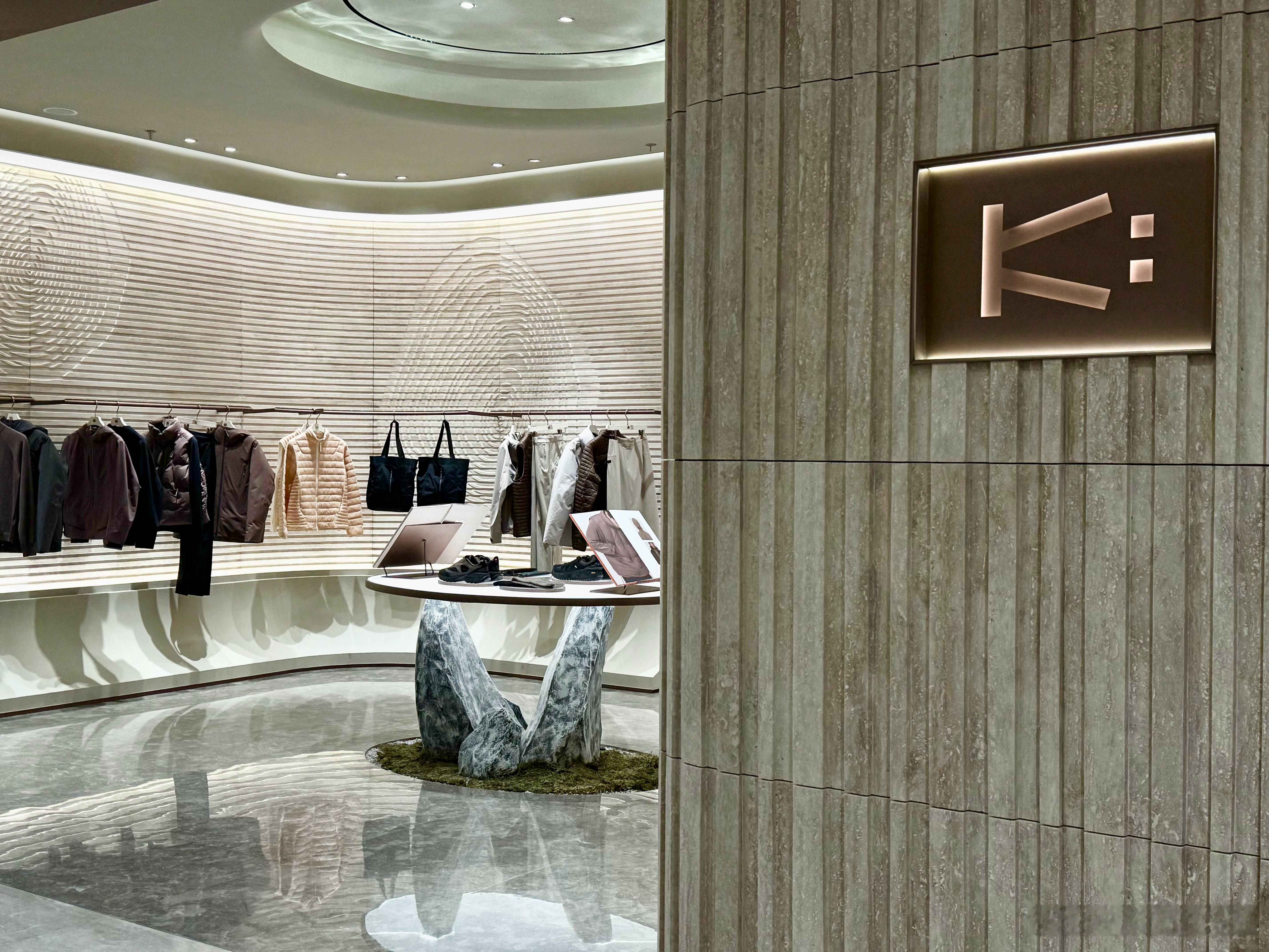 鸿哥今年的生日礼物我本来是送定制西服，但由于他一直自信的认为可以瘦到150斤再定