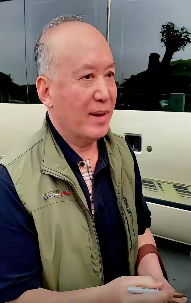 娱乐圈唯一一个从年轻，到年老都没有绯闻的表演艺术家，你能认出他是谁吗？