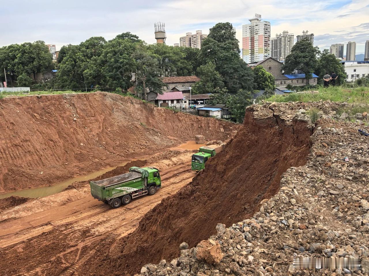 怀化原老火车南站编组站新街铁路涵洞拆除工作今天正式拉通，为八月底建成通车打下了坚