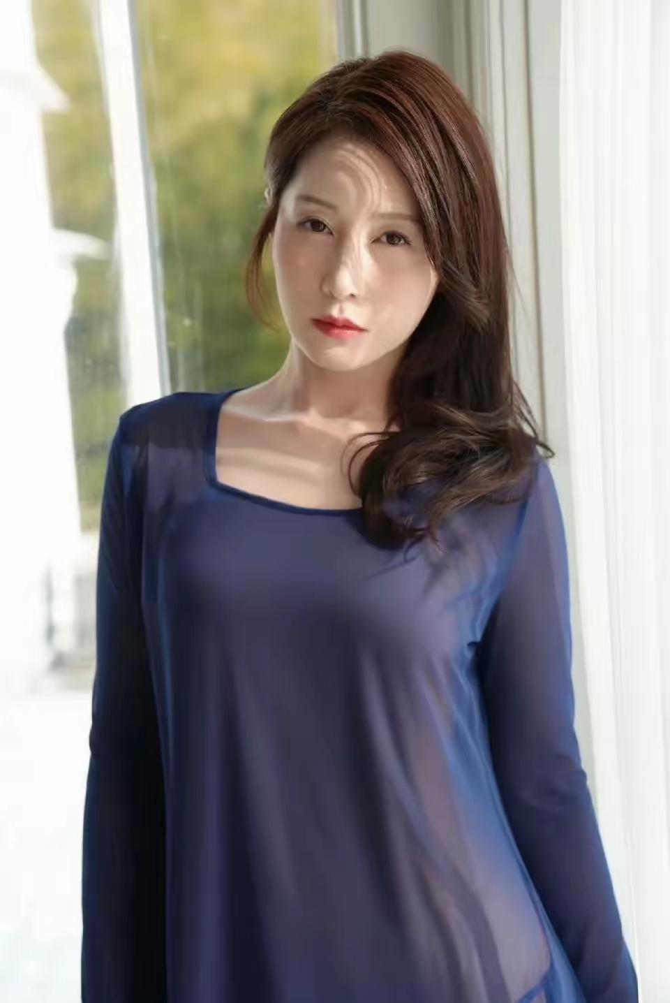 优雅蓝调，柔美如水，尽显女性魅力。蓝调温柔风