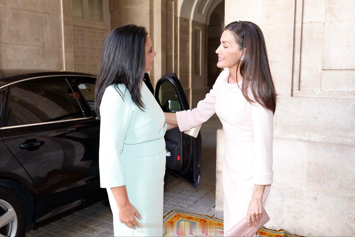 4.20 西班牙国王菲利普六世和王后莱蒂齐亚接待来访的葡萄牙总统安东尼奥·若泽·