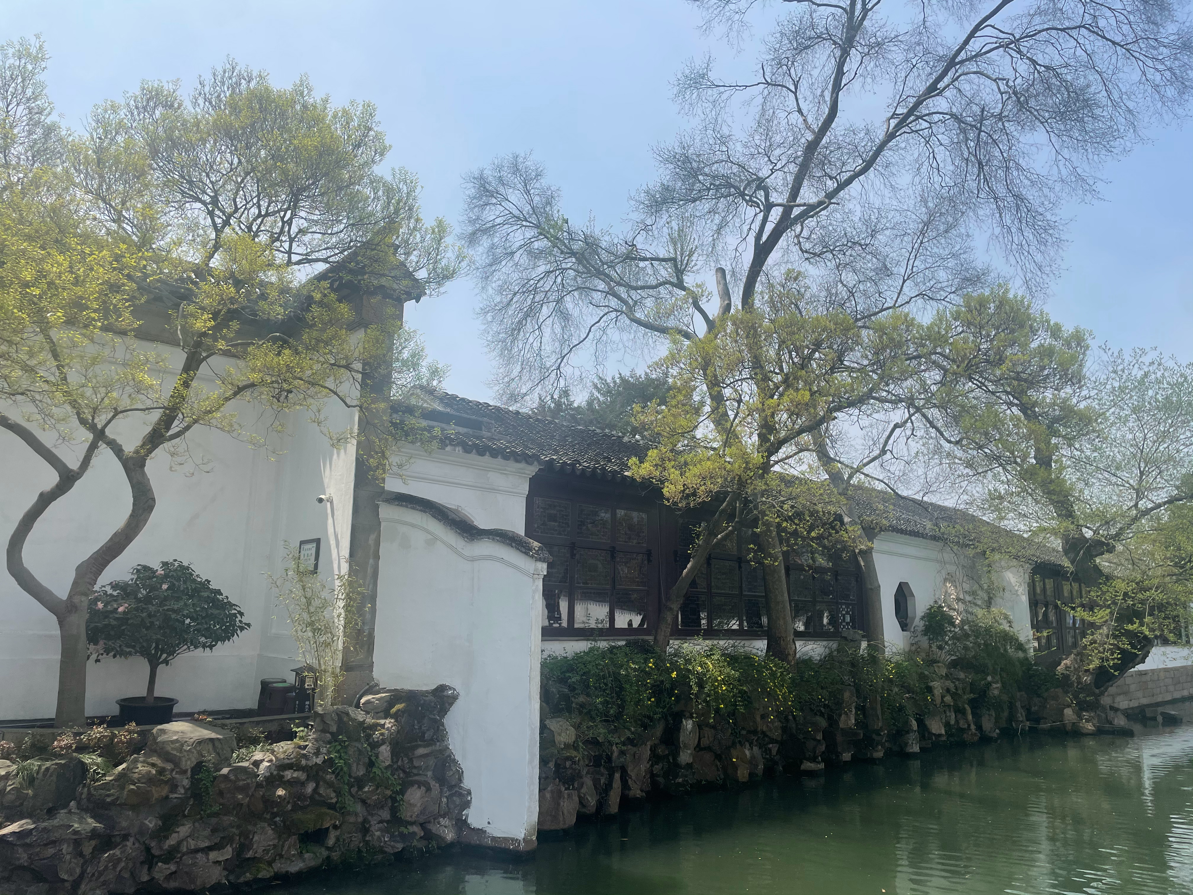 今天游沧浪亭。很小的一个园子，却是国保单位，苏州现存最古老的园林之一，始建于宋。