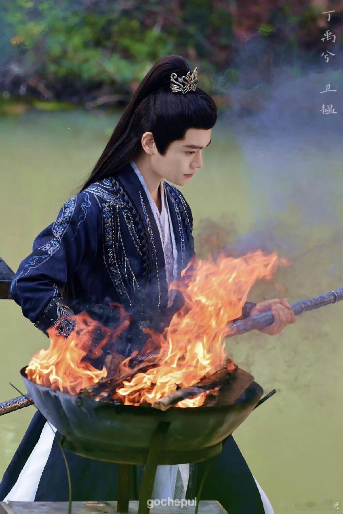 丁禹兮战损造型令人动容，破碎感拉满。哭戏出色，将角色悲怆诠释到位，尽显别样魅力。