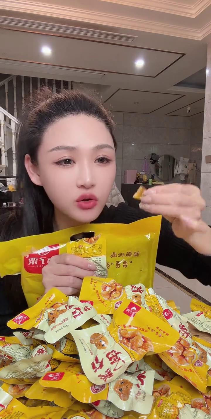 包装有板栗，姐妹们，这是七百克的，七百克，多少的都没办法给倒出来，这里面还有，超