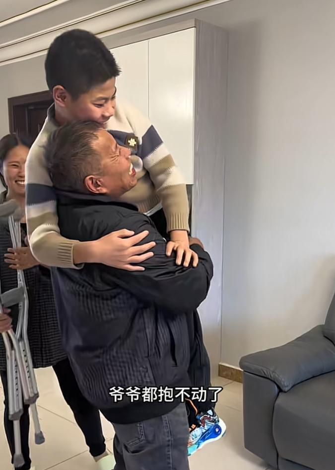 可怜天下父母心！

公公失业回家，第一件不是找工作，也不是向家人抱怨，而是去超市