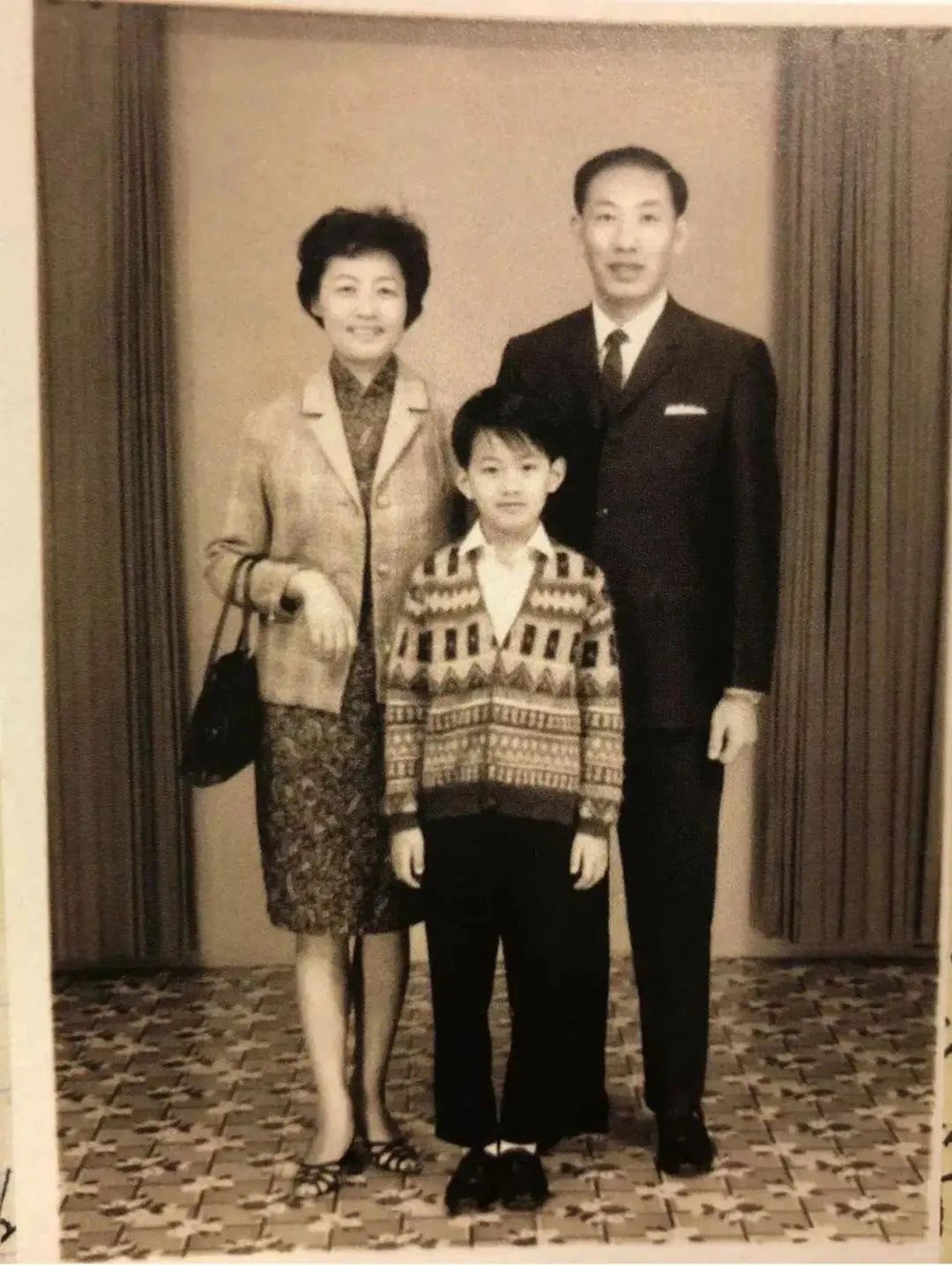 5岁前，王家卫在上海生活。家里有大他10岁的哥哥和姐姐，常年陪伴左右的母亲，一家...