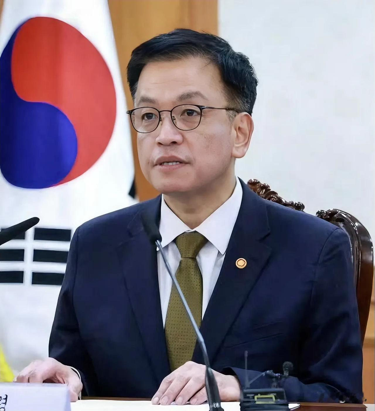 太尴尬了！韩国总统尹锡悦和代总统、总理韩德洙均遭到弹劾之后，韩国副总理崔相穆刚刚