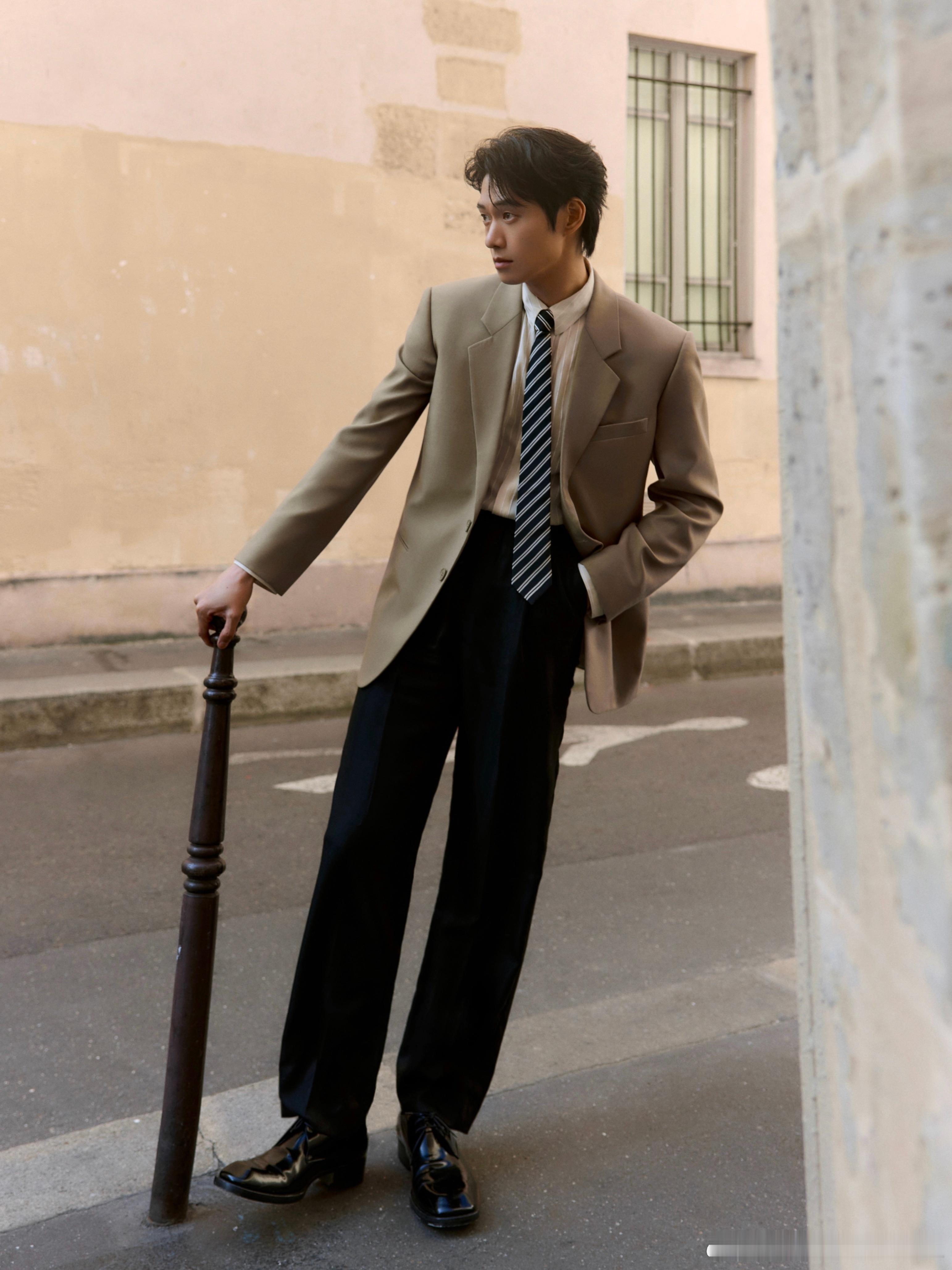 魏大勋 × Saint Laurent行走的 YSL 广告牌🪧🤎巴黎男装周男