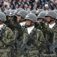 日本人一边呼吁和平，一边参拜战犯，一边加强军备，一边说从未否认发起侵略战争，一边