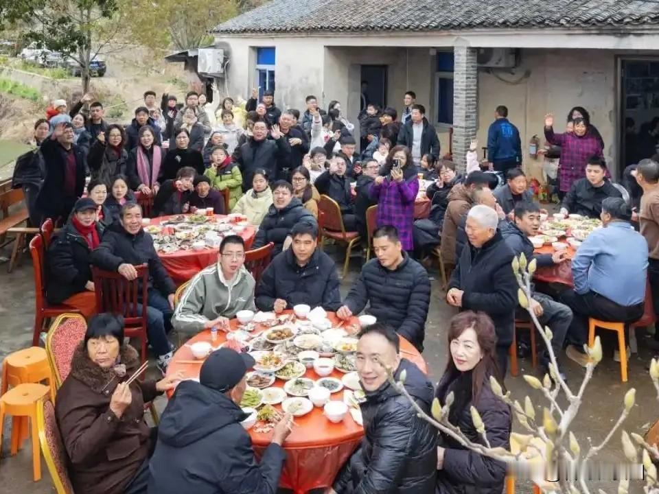 103岁功夫奶奶五世同堂，百人团圆！外交部曾为她点赞

大年初一，浙江宁波，一位