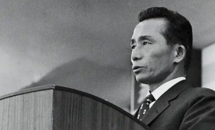 1979年，韩国总统朴正熙在和心腹一起吃饭时，突然胸口中了一枪，顿时血流如注！之