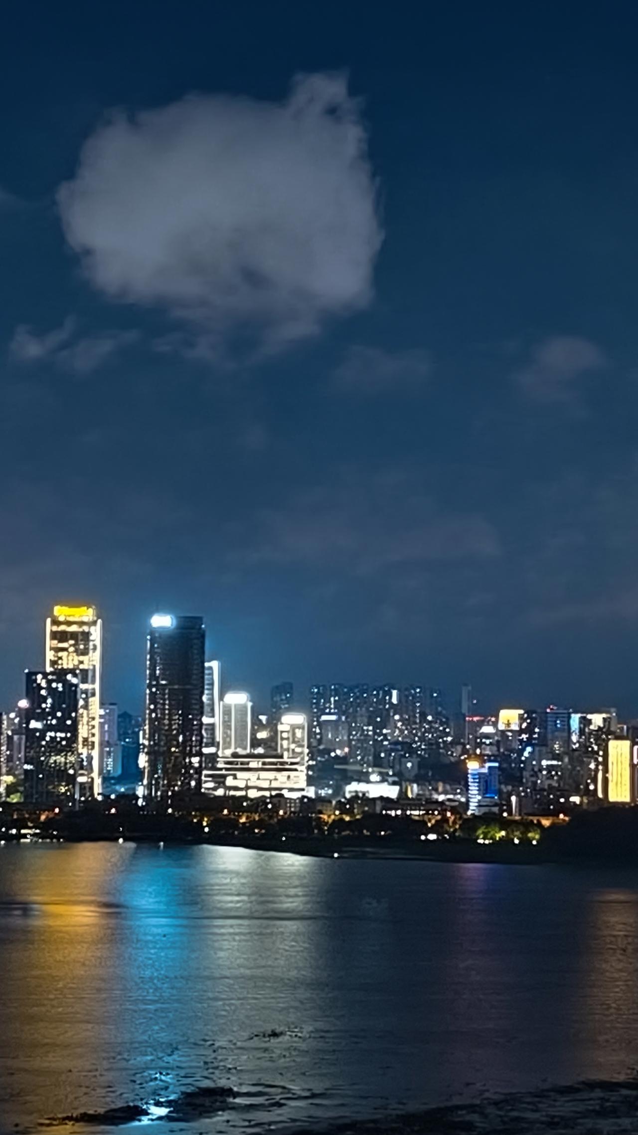 你们都在秀南京玄武湖傍晚的火烧云，我就拍几张夜晚湖面上的白云朵朵。