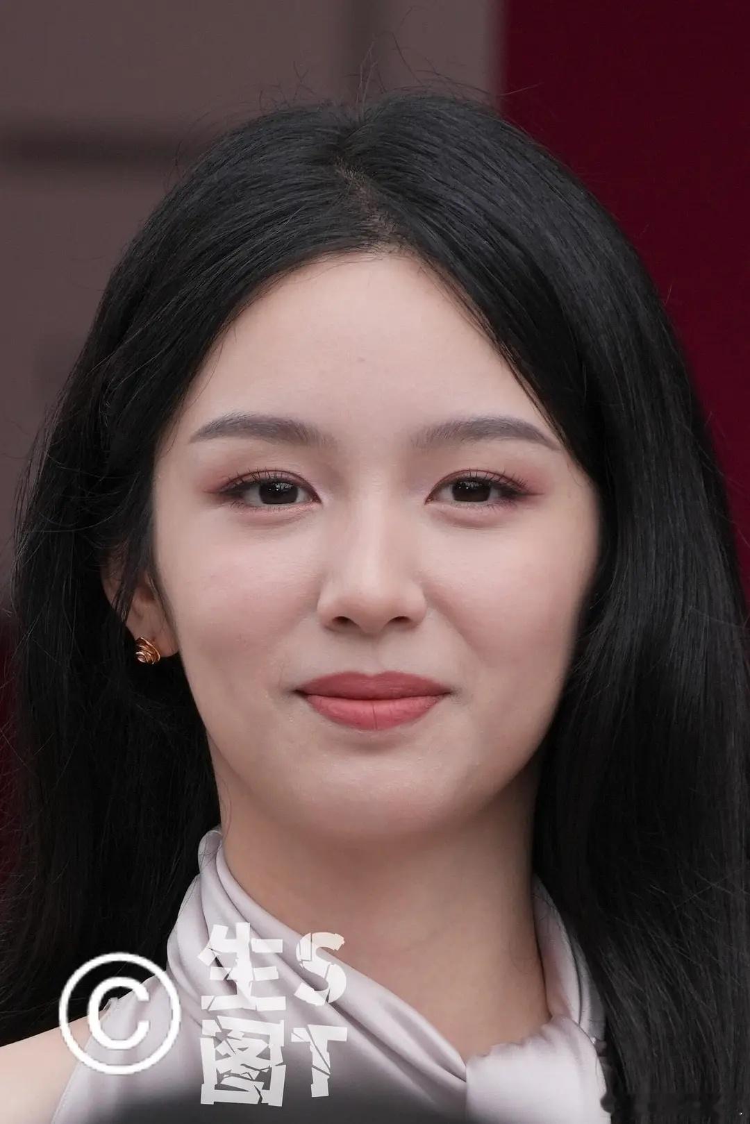 周也 越素越美周也今天线下活动的状态怎么了 
