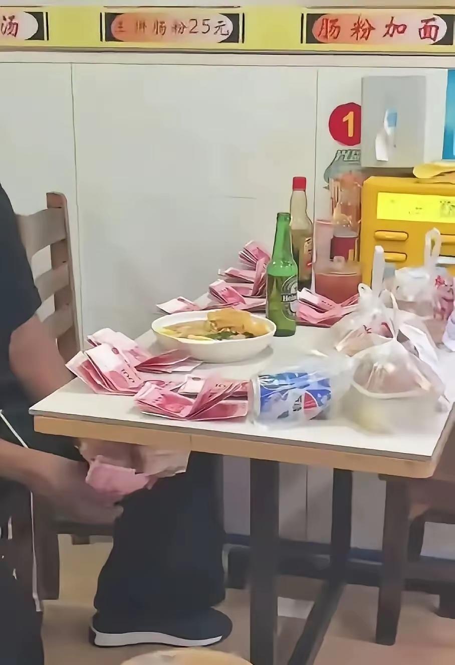 一名老外在饭店桌子上数钱，放眼全世界，这种场景也就只有在我们国家才会出现。放在任