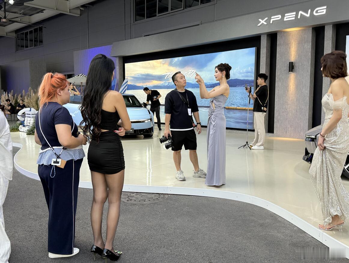 好家伙，我到底是来看全新小鹏P7的，还是来看美女的？？？emmmmmmmmm……