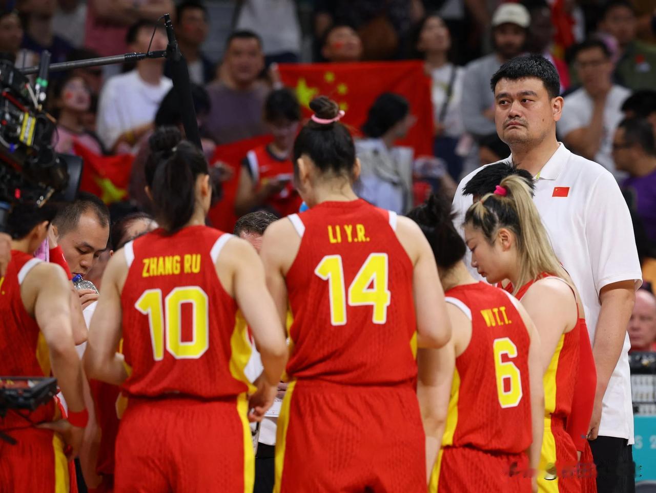 中国女篮对阵西班牙女篮的常规赛最后时刻犯了多少错？

终场前27秒，杨力维两罚一