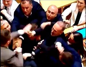 这国议会男女议员斯文全无，不仅相互辱骂而且拳脚相加！

当地时间6月26日，格鲁