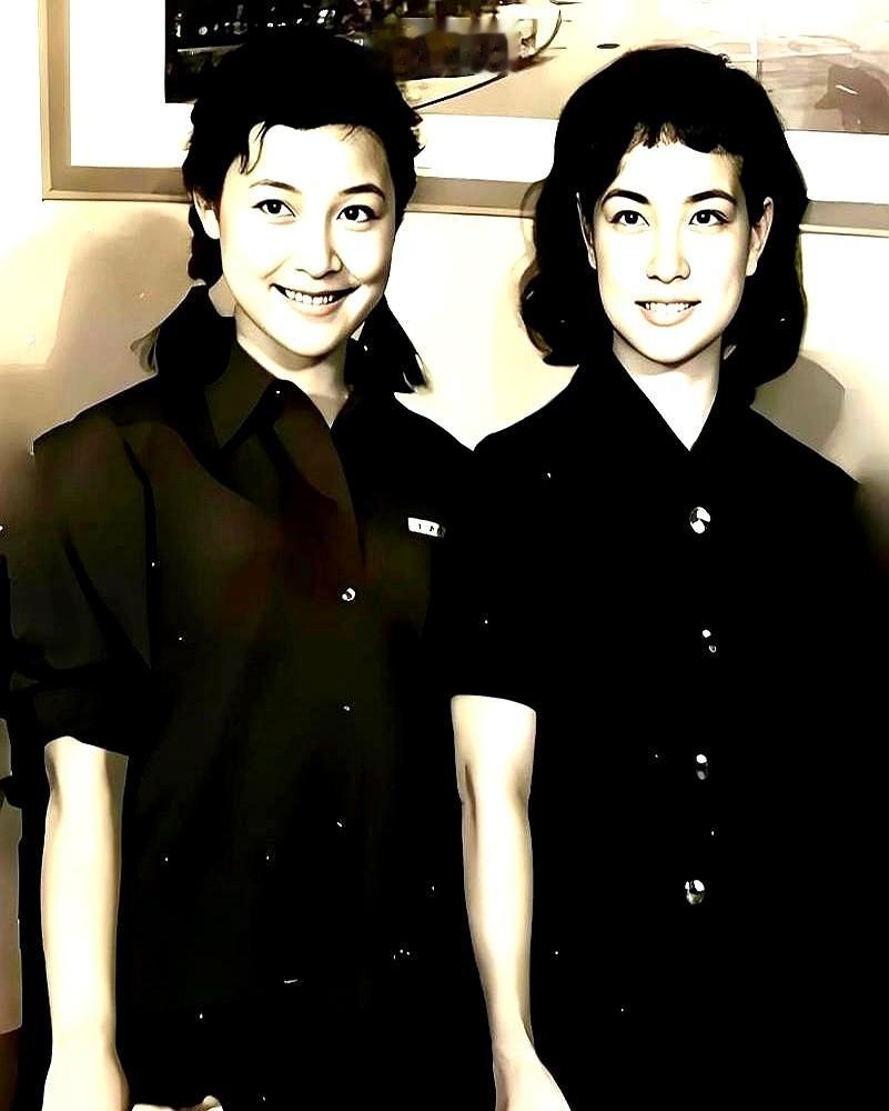 屋里一股臭袜子味，水汽瞬间腾起来。18岁的陈冲当着唐国强的面，拎起一壶开水，直接