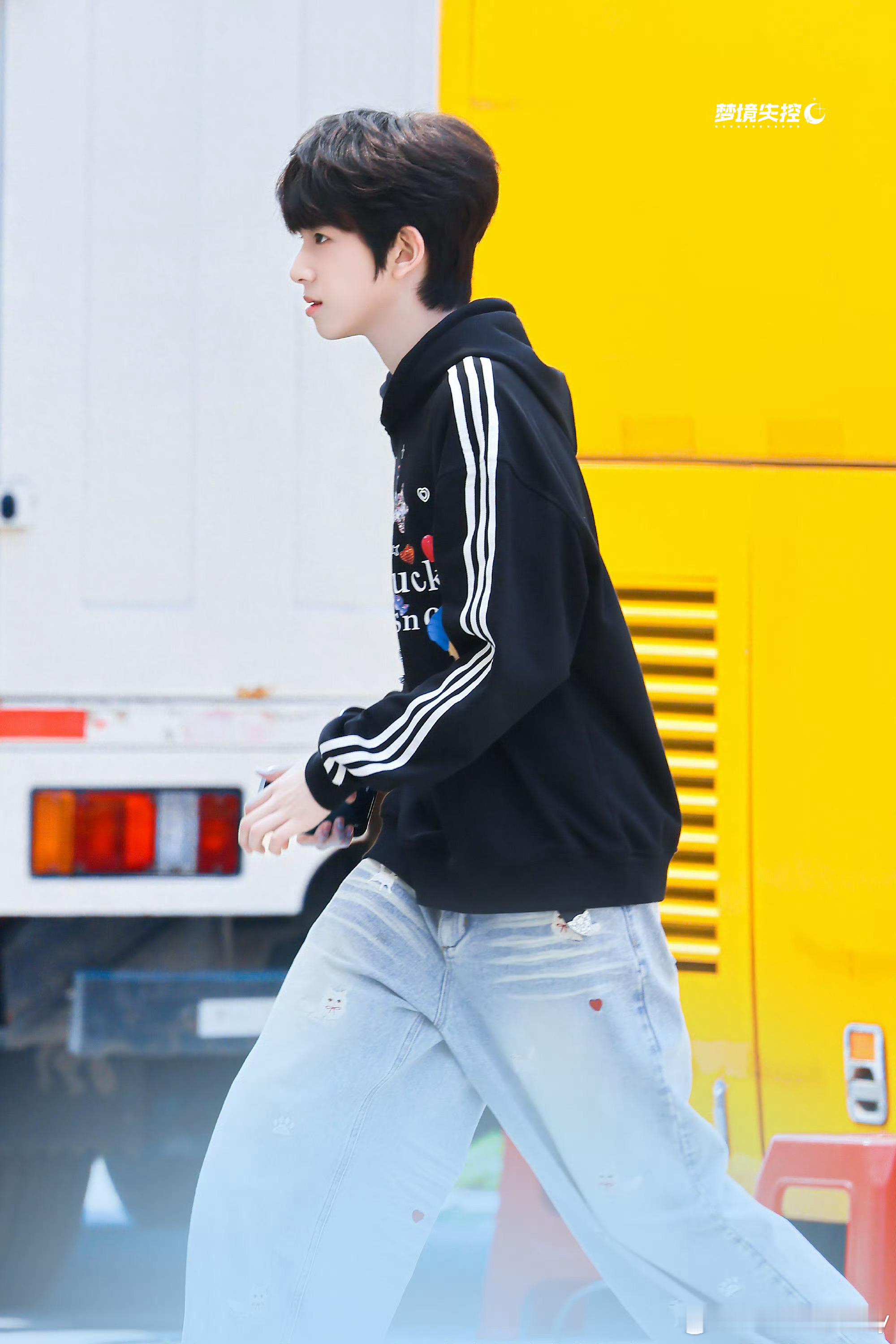 陈浚铭我们的少年时代2杀青应援陈浚铭 我们的少年时代2 杀青应援，少年的演员梦在