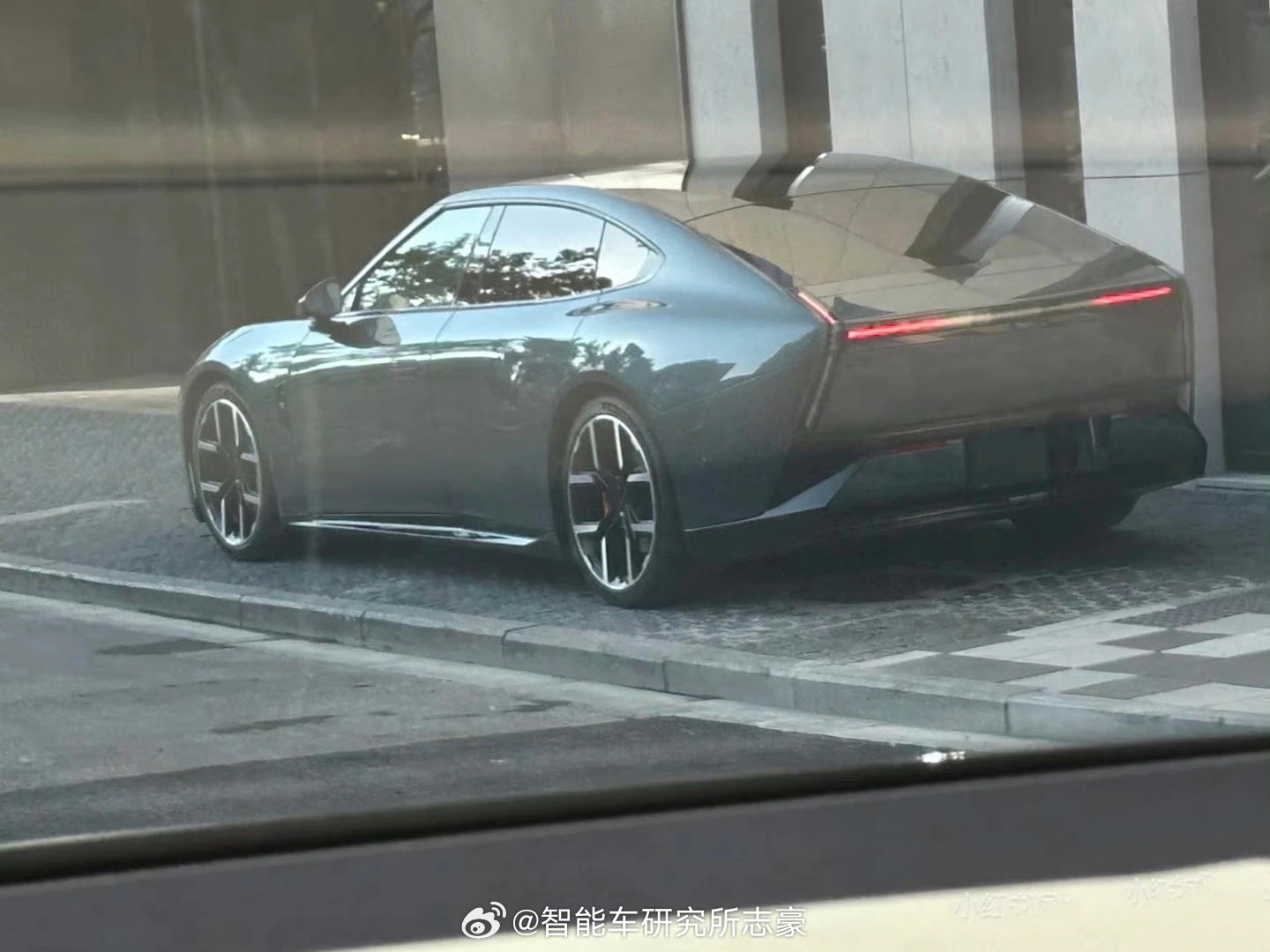 小鹏新P7？一台轿车这么多直线条，也是没想到，好奇风阻系数是多少？ ​​​