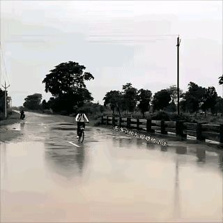 雨天骑车人经过积水路段时小心行驶，旁边车辆却故意加速驶过，溅一身水，这种行为不叫