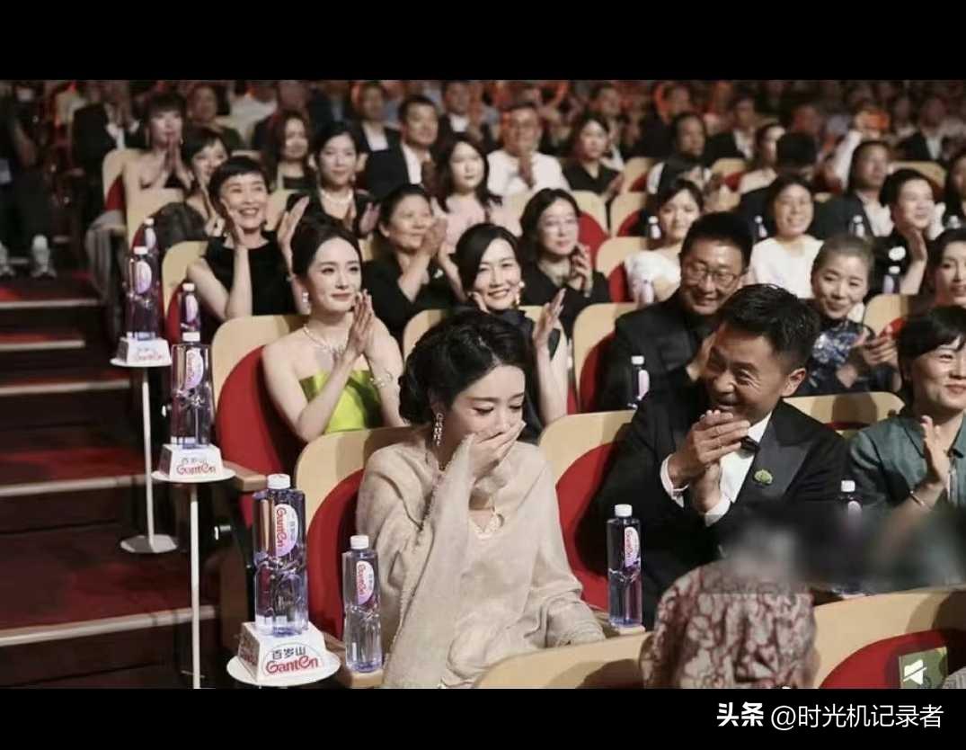 白玉兰最美得照片来了，杨紫获奖，长辈们真心地祝福的目光。
杨紫这几年的努力真是有