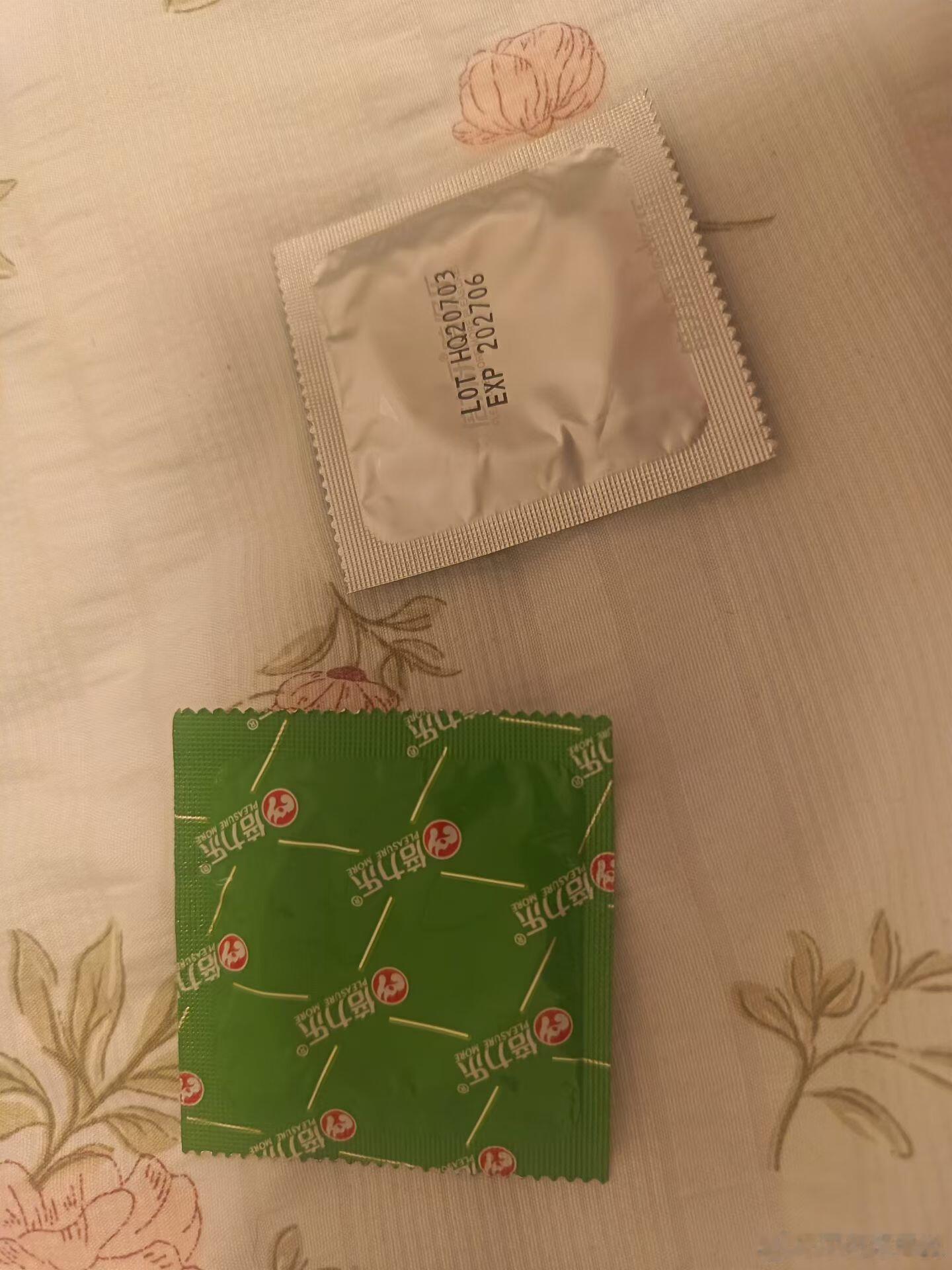 漫展收到了...t?绷不住了，那人给我的时候是一个密封包装的物料，我以为是小零食